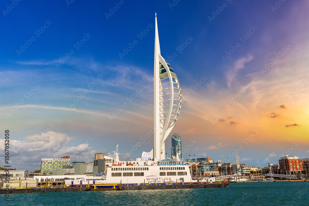 Obraz premium Spinnaker Tower and Marina View in Portsmouth, Hampshire, England, UK