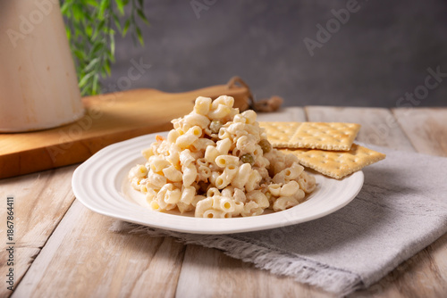 Φωτογραφία Macaroni Tuna salad with elbow pasta and canned tuna, served with saltine crackers