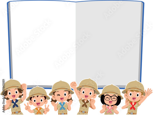 空欄のノートと探検隊の服を着た子供の上半身