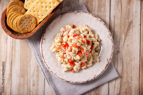 Εκτύπωση καμβά Pasta Tuna salad with elbow pasta and canned tuna, served with saltine crackers