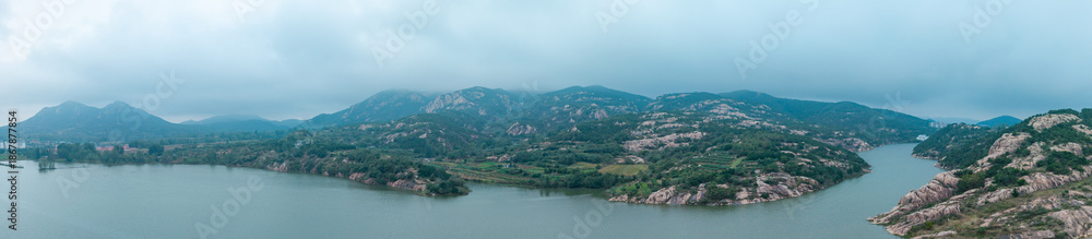 Fototapeta premium China Shandong Wulian Songyue Lake, cloudy and misty mountain scenery