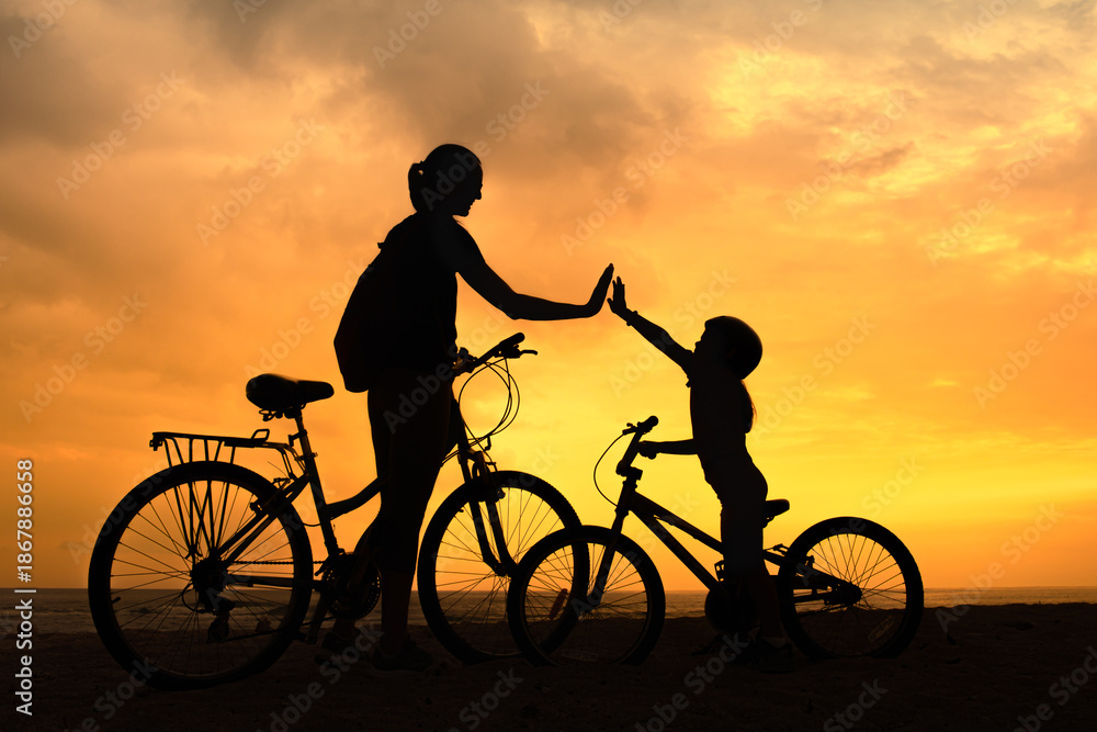 Obraz premium Mother giving daughter high five. Parent child relationship concept. Family support, childhood, trust togetherness, bonding, Love, motherhood concept 
