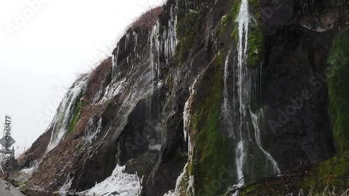 小雪の舞うフンベの滝の風景