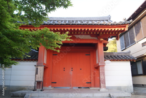 赤い伝統的な木造の門の建物外観