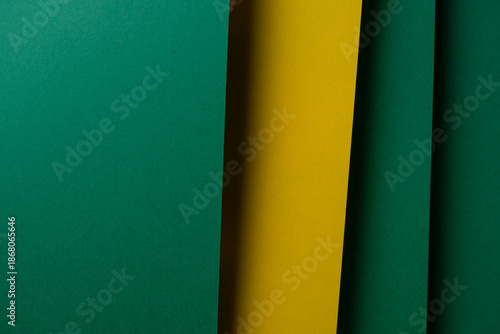 重なる緑色と黄色の画用紙	