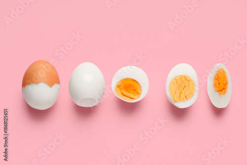 Bilde på lerret Row of fresh boiled eggs on pink background