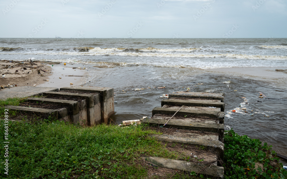 Obraz premium Polluted Wastewater and Plastic Trash Flowing from Drainage Pipe into the Ocean, Environmental Crisis and Marine Pollution Concept.