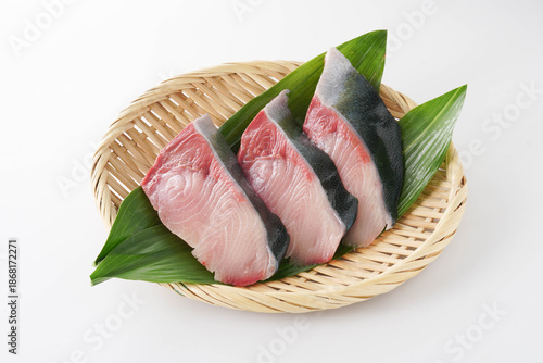 調理前のブリ切り身（和風盛り付け・白背景）