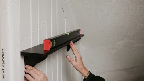 Leveling wall shelf with spirit level