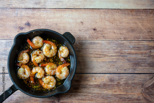Foto Garlic Shrimp In Skillet With Copy Space