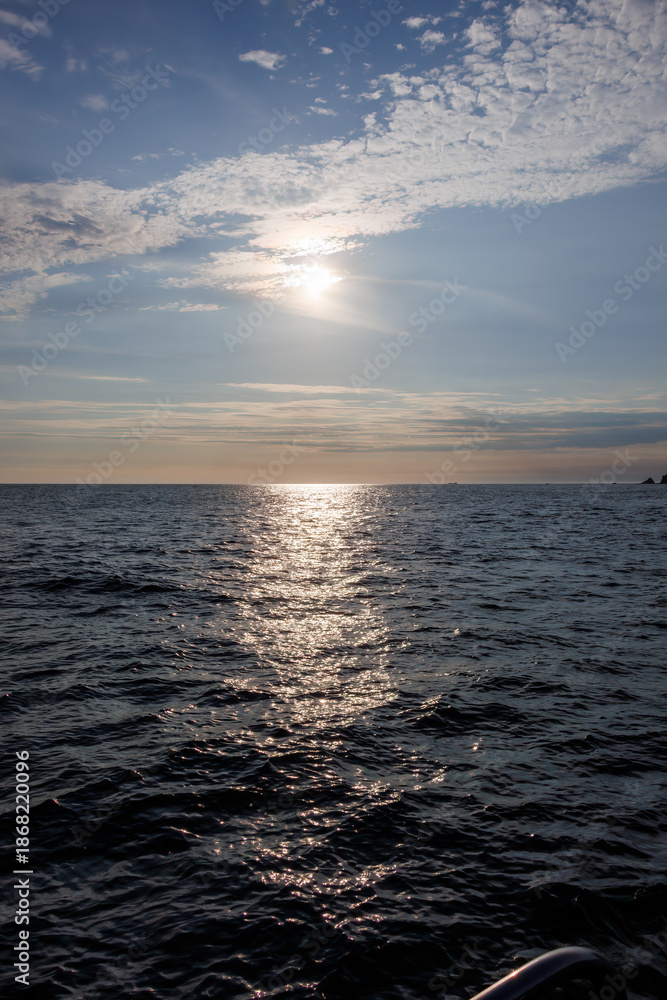 Obraz premium 太平洋の日没。 夕暮れの海に漁船に乗ってアカハタ釣りに出かけた。 ヒリゾ浜南伊豆町中木 静岡県伊豆半島-2025 日本有数のシュノーケリングスポット。 夏の数カ月間だけ渡し船で行ける。 水質透明度魚影が素晴らしい。 