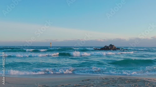 대한민국_동해_울진_후정해수욕장_해변_등대_바위_파도