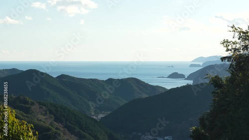 荷坂峠から望む山並みと海　三重県紀北町