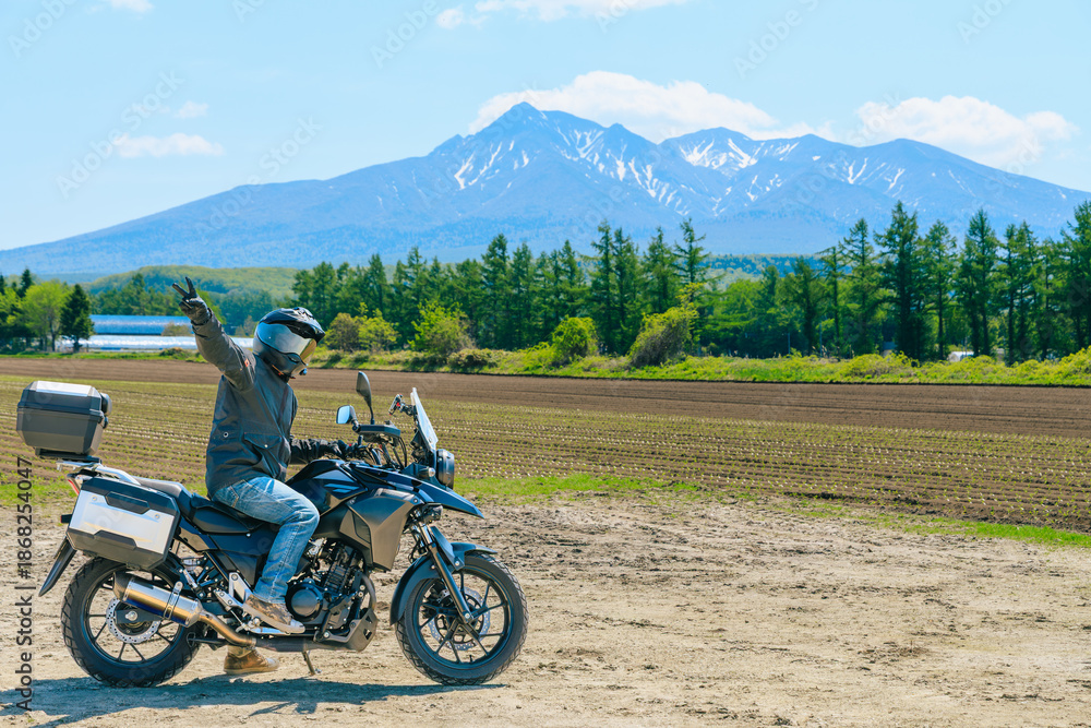 Obraz premium 北海道ツーリング 清里町から見た斜里岳とバイク