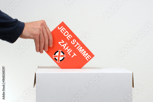 Jede Stimme zählt - Hand mit Wahlurne