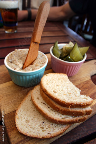 brotscheiben, griebenschmalz und gurken