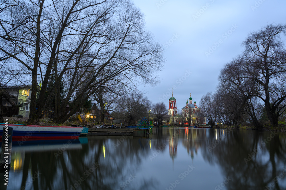 Obraz premium Evening reflections of Pereslavl-Zalessky's serene waters and vibrant churches