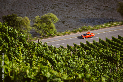 Oldtimer aus einer Landstraße in den Weinbergen an der Mosel
