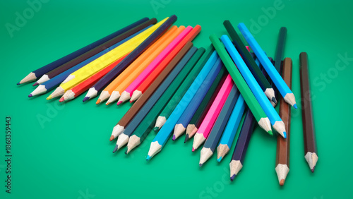 Holzmalstifte aller Farben auf grüner Unterlage