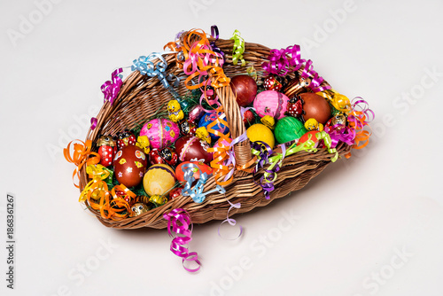 
Osterkörbchen mit bunt bemalten Ostereiern