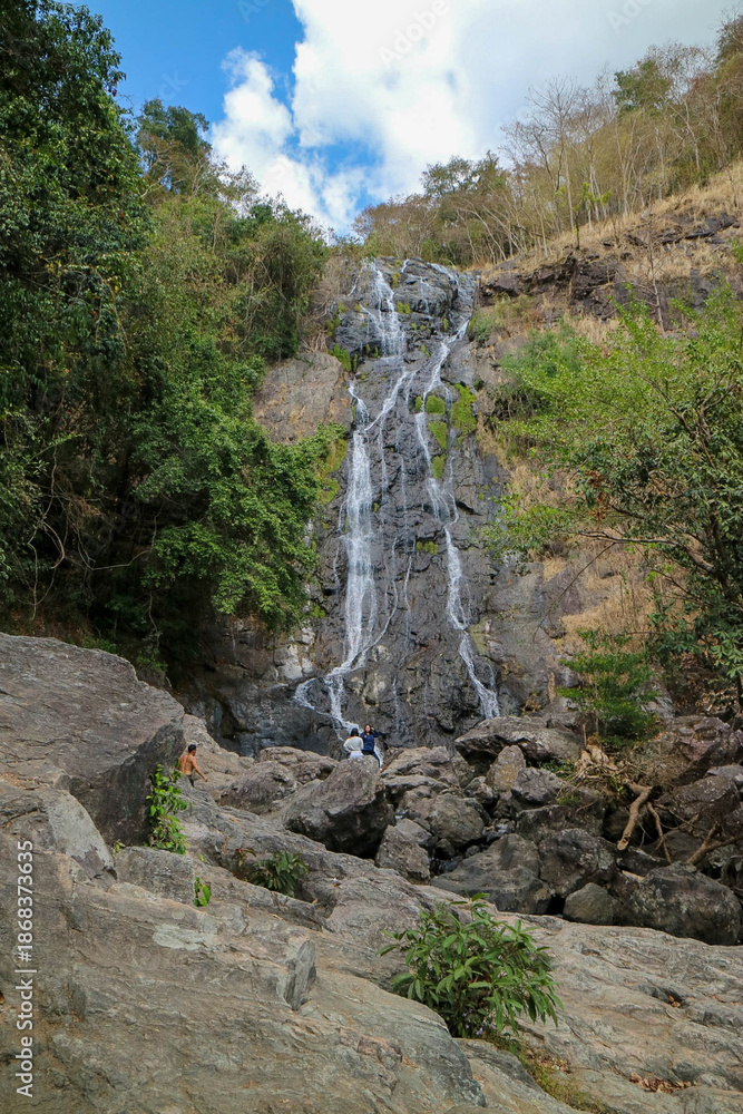 Obraz premium Sarika Waterfall, Nakhon Nayok Province, Thailand, January 4, 2026 : large waterfall located within Khao Yai National Park. The waterfall has multiple tiers, with clear, strong water flowing year-roun