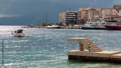 Wallpaper Mural Betonsteg am Strand vor dicht bebauter Küstenstadt, Saranda, Qark Vlora, Albanien Torontodigital.ca