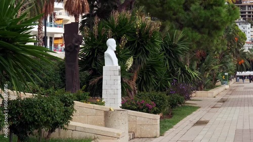 Wallpaper Mural Küstenpromenade mit Büstenmonumenten im üppigen Grün, Saranda, Qark Vlora, Albanien Torontodigital.ca