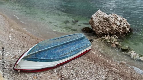Wallpaper Mural Strandboot und Küstenfelsen im seichten Wasser der Adriabucht, Saranda, Qark Vlora, Albanien Torontodigital.ca