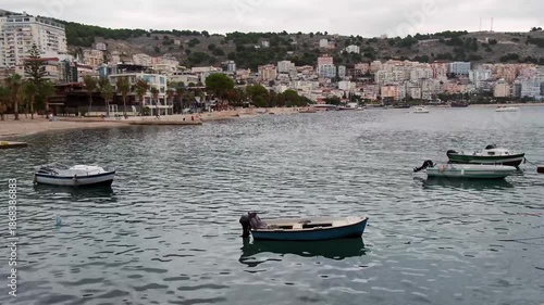 Wallpaper Mural Boote vor städtischer Strandkulisse mit Palmen und Bergen, Saranda, Qark Vlora, Albanien Torontodigital.ca