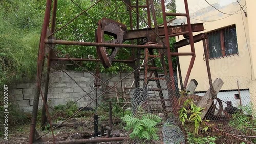 Wallpaper Mural Verrostete Ölpumpe neben Wohnhaus in Kuçovë, Kuçovë, Bezirk Berat, Albanien Torontodigital.ca