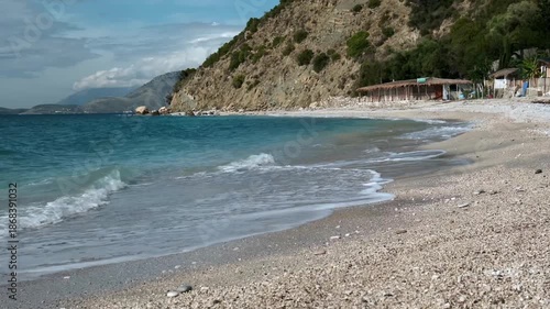 Wallpaper Mural Wellen rollen über feinen Kiesstrand vor der Hügelküste von Bunec, Bunec, Qark Vlora, Albanien Torontodigital.ca