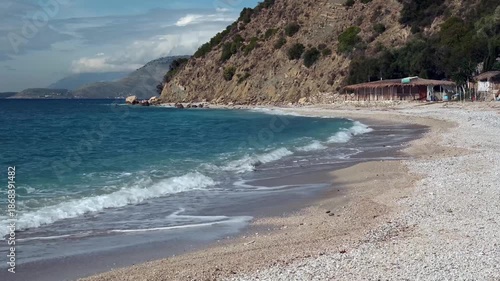 Wallpaper Mural Wellen rollen über feinen Kiesstrand vor der Hügelküste von Bunec, Bunec, Qark Vlora, Albanien Torontodigital.ca