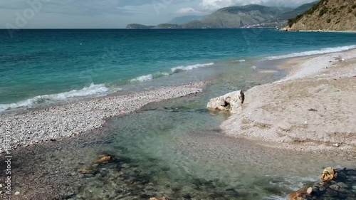 Wallpaper Mural Klares Flusswasser fließt über Kiesbank am Strand von Bunec, Bunec, Qark Vlora, Albanien Torontodigital.ca