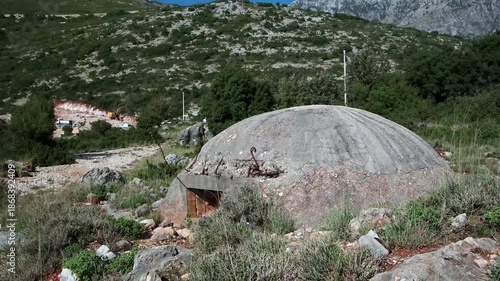 Wallpaper Mural Einsamer Bunker in weiter Berglandschaft Albaniens, Palasë, Qark Vlora, Albanien Torontodigital.ca