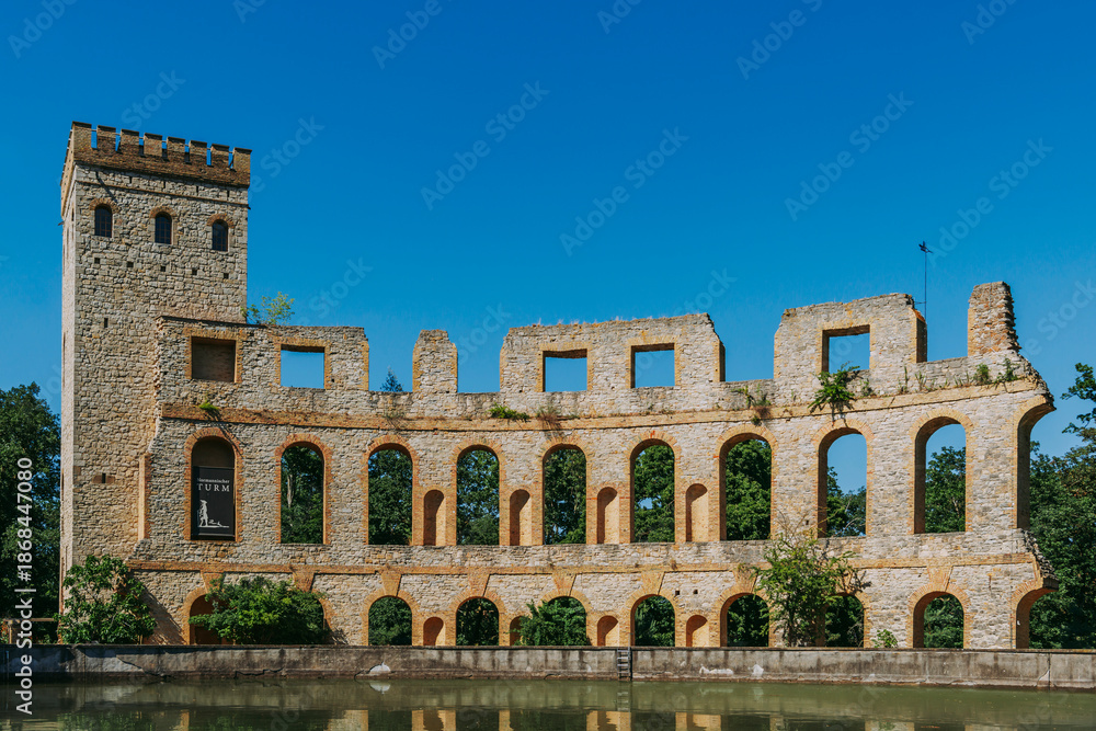 Fototapeta premium Normanischer Turm mit der Wand eines römischen Theaters, Ruinenberg, Sanssouci, Potsdam