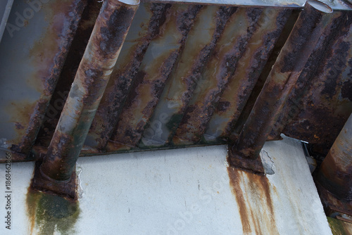 Verrostete Treppenstufen einer Fussgängerbrücke