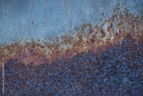 Fortschreitender Rost auf einer Eisenplatte