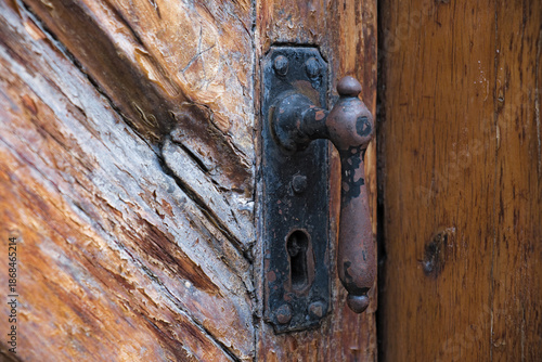 Historischer Türgriff an einer alten Holztür