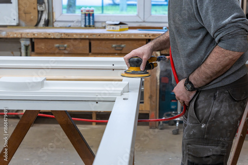 Photos Vue de cadres menuiseries aluminium de vitres blancs disposés en atelier, illustrant un environnement de fabrication ou de préparation de menuiseries avec un aspect industriel et organisé
