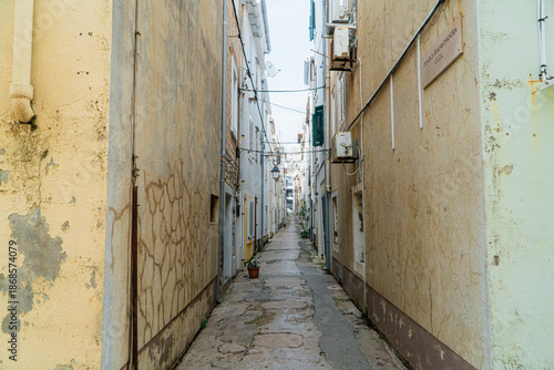 Miasto Pag, czyli stolica wyspy Pag w Chorwacji z portem i wąskimi uliczkami. #1868574079