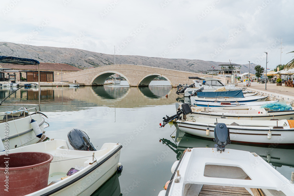 Fototapeta premium Most w mieście Pag na wyspie Pag w Chorwacji.