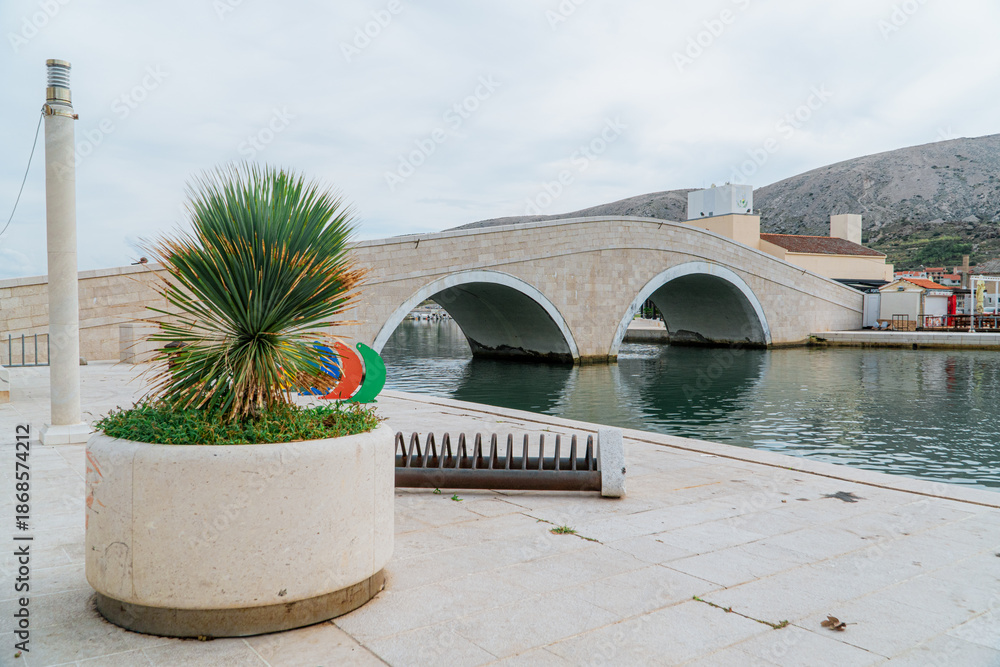 Fototapeta premium Most w mieście Pag na wyspie Pag w Chorwacji.