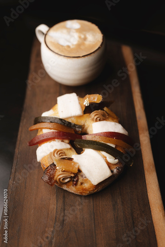 Rosca de reyes junto a un café 