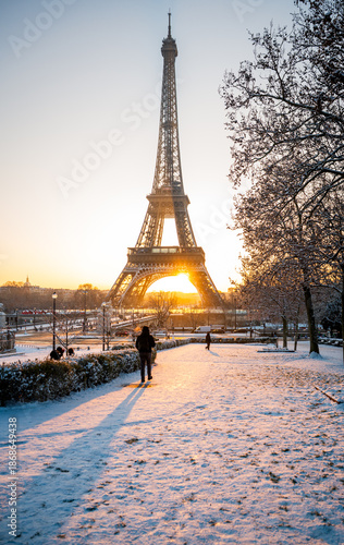 Canvas Print Eiffel Tower in Paris Glowing at Sunrise During Snowy Winter Morning in Paris