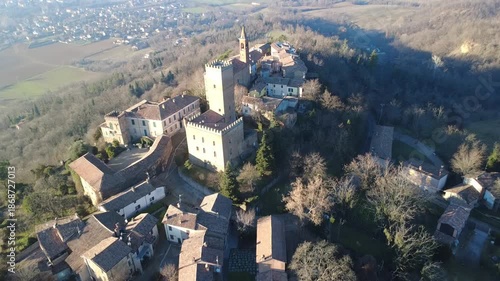 Nazzano, piccolo caratteristico Borgo su di una collina in prov. di Pavia - Lombardia - Italia (al drone)