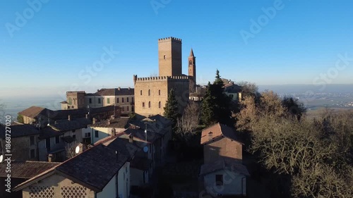 Nazzano, piccolo caratteristico Borgo su di una collina in prov. di Pavia - Lombardia - Italia (al drone)