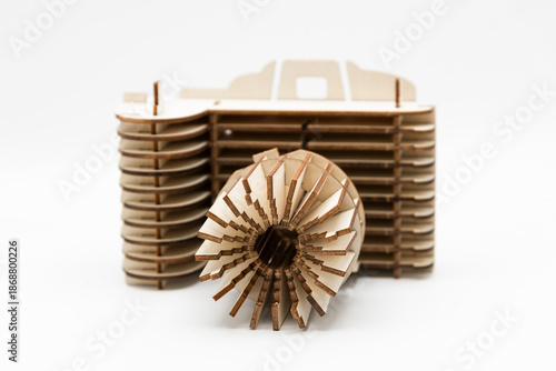 Cámara de fotos profesional hecha de madera, aislado en blanco