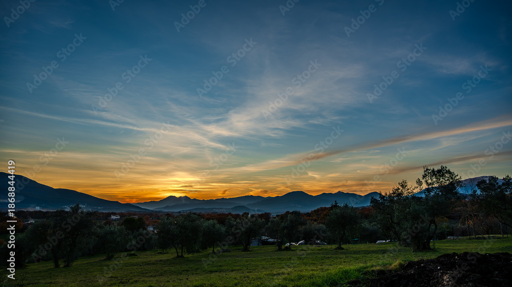 Obraz premium Sunset, especially in some Italian locations, such as Molise and the province of Isernia, is a magical moment that fills the heart with joy and serenity