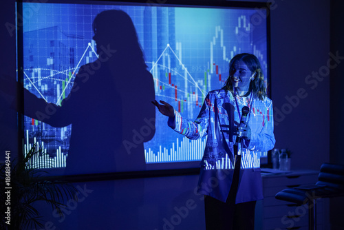 Female business speaker con...