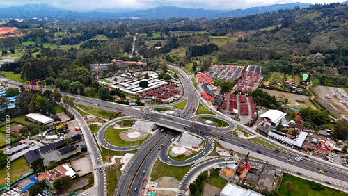 Foto aérea capturada con drone sobre el nuevo intercambio vial del Aeropuerto José María Cordova en Rionegro, Antioquia.